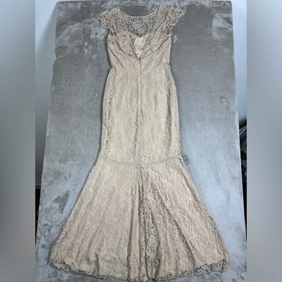 Amsale Wedding Gown Size 6 - Beige Ivory Lace Lightweight Feminine Mermaid Flare - Picture 4 of 16